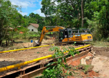 A Prefeitura de Macaé intensifica ações emergenciais na região serrana após chuvas, restaurando pontes, passarelas e estradas para assegurar a mobilidade da população.