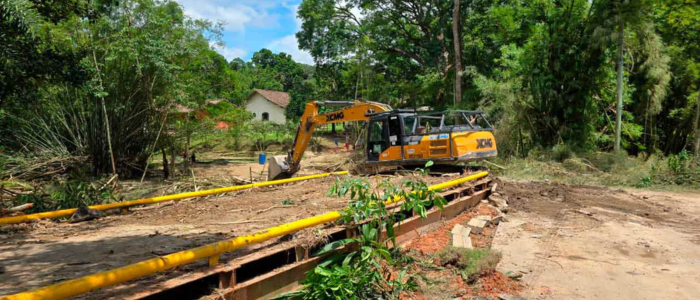 A Prefeitura de Macaé intensifica ações emergenciais na região serrana após chuvas, restaurando pontes, passarelas e estradas para assegurar a mobilidade da população.