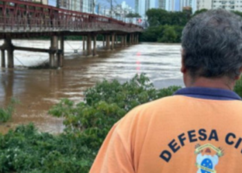 O nível do Rio Paraíba do Sul em Campos dos Goytacazes começou a cair, mas a Ponte Barcelos Martins permanece fechada. Defesa Civil e prefeitura acompanham situação e orientam deslocamentos alternativos.