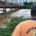 O nível do Rio Paraíba do Sul em Campos dos Goytacazes começou a cair, mas a Ponte Barcelos Martins permanece fechada. Defesa Civil e prefeitura acompanham situação e orientam deslocamentos alternativos.