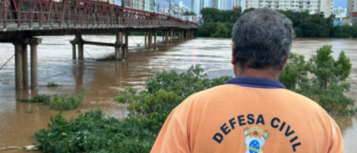 O nível do Rio Paraíba do Sul em Campos dos Goytacazes começou a cair, mas a Ponte Barcelos Martins permanece fechada. Defesa Civil e prefeitura acompanham situação e orientam deslocamentos alternativos.