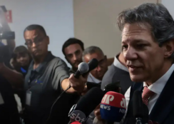Fernando Haddad, ministro da Fazenda, afirma que ataques recentes dos EUA e Israel ao Irã não devem causar efeitos imediatos na economia brasileira, mas alerta para possíveis impactos caso o conflito escale.