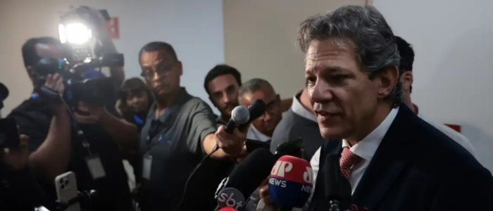 Fernando Haddad, ministro da Fazenda, afirma que ataques recentes dos EUA e Israel ao Irã não devem causar efeitos imediatos na economia brasileira, mas alerta para possíveis impactos caso o conflito escale.