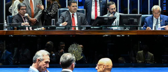Mudanças aprovadas no Senado aumentam penas para furto e roubo e criam novas tipificações no Código Penal. Texto retorna à Câmara.
