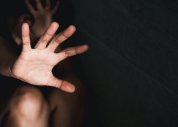 Caso de violência sexual em Copacabana e pesquisa nacional mostram crescimento da insegurança entre mulheres no Brasil e reforçam debate sobre violência de gênero.