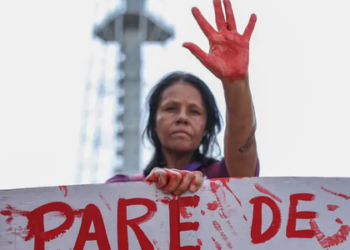 Feminicídio atinge principalmente mulheres negras e ocorre dentro de casa, revela levantamento.