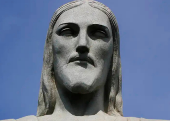 Campanha “Feminicídio Nunca Mais” ilumina Cristo e lança prêmio inédito para o futebol feminino.