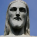 Campanha “Feminicídio Nunca Mais” ilumina Cristo e lança prêmio inédito para o futebol feminino.