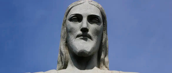 Campanha “Feminicídio Nunca Mais” ilumina Cristo e lança prêmio inédito para o futebol feminino.