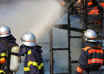 Bombeiros mobilizam dezenas de militares para combater incêndio em galpão em Ramos.
