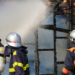 Bombeiros mobilizam dezenas de militares para combater incêndio em galpão em Ramos.