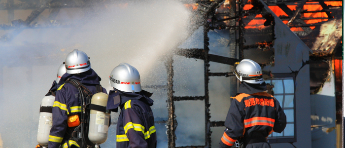 Bombeiros mobilizam dezenas de militares para combater incêndio em galpão em Ramos.