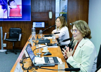 Audiência no Senado aponta falta de políticas integrais para pessoas com doenças raras no Brasil.