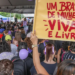 Independência financeira é principal meta das mulheres, mas desigualdade persiste no trabalho.