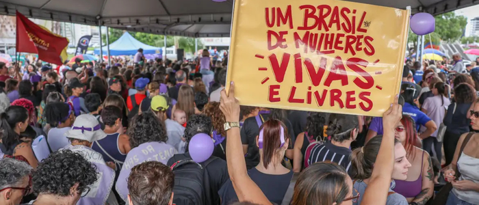 Independência financeira é principal meta das mulheres, mas desigualdade persiste no trabalho.