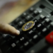 IPCA sobe 0,7% em fevereiro, puxado por reajustes em educação e alta nas passagens aéreas. Índice de inflação segue dentro da meta, segundo dados do IBGE.