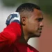 Justiça revoga liberdade condicional do ex-goleiro Bruno após viagem sem autorização.