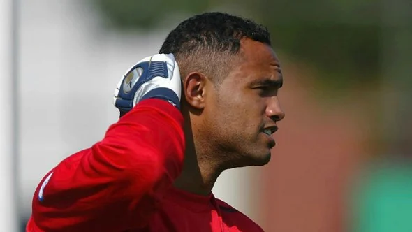 Justiça revoga liberdade condicional do ex-goleiro Bruno após viagem sem autorização.