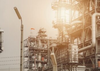 Conflito no Oriente Médio ameaça exportações de energia e eleva preço do petróleo no mercado global.