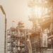 Conflito no Oriente Médio ameaça exportações de energia e eleva preço do petróleo no mercado global.
