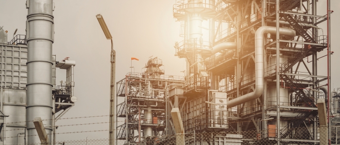 Conflito no Oriente Médio ameaça exportações de energia e eleva preço do petróleo no mercado global.
