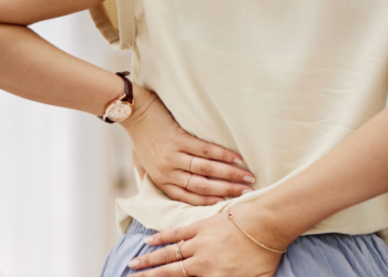 Fibromialgia causa dores musculares generalizadas e pode levar ao afastamento do trabalho. Pacientes podem solicitar benefícios do INSS.