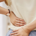 Fibromialgia causa dores musculares generalizadas e pode levar ao afastamento do trabalho. Pacientes podem solicitar benefícios do INSS.