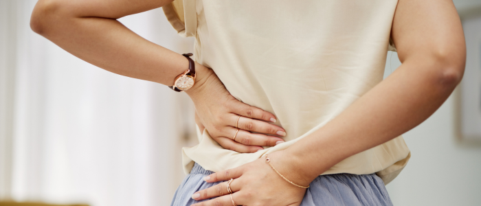 Fibromialgia causa dores musculares generalizadas e pode levar ao afastamento do trabalho. Pacientes podem solicitar benefícios do INSS.