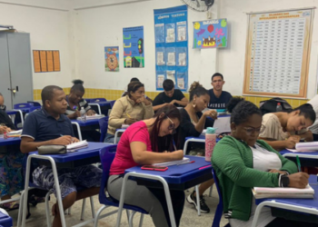 EJA em Campos oferece vagas em 23 unidades escolares e busca reduzir evasão escolar com novas estratégias educacionais.