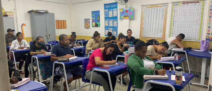 EJA em Campos oferece vagas em 23 unidades escolares e busca reduzir evasão escolar com novas estratégias educacionais.