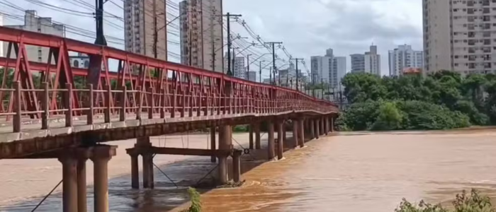 Nova linha de ônibus passa a operar em Campos dos Goytacazes para facilitar travessia entre Guarus e o Centro após interdição da ponte de ferro.
