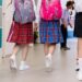 Mesmo garantida por lei, a educação inclusiva ainda enfrenta obstáculos nas escolas. Falta de mediadores e custos indevidos são algumas das dificuldades relatadas por famílias.