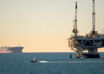 EUA pedem à Índia que compre petróleo russo para reduzir pressão no mercado global.