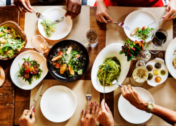Indústria de alimentos cresce no Brasil com apoio do consumo das famílias. Setor movimenta R$ 1,4 trilhão, gera empregos e mantém preços controlados.