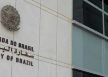 Alerta consular do governo brasileiro recomenda evitar deslocamentos ao Oriente Médio e seguir orientações das embaixadas.