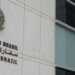 Alerta consular do governo brasileiro recomenda evitar deslocamentos ao Oriente Médio e seguir orientações das embaixadas.