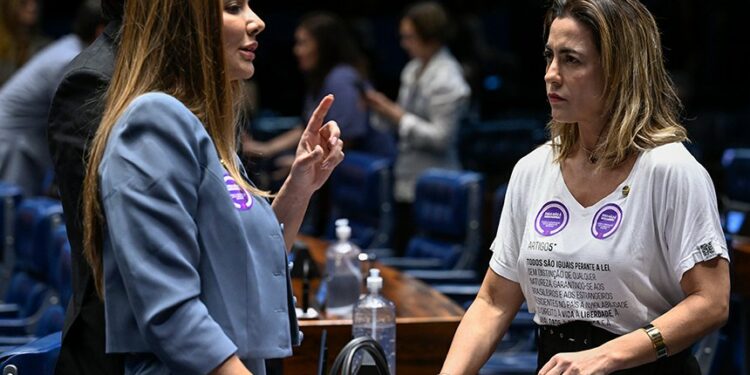 Senado aprova criminalização da misoginia e texto segue para a Câmara.