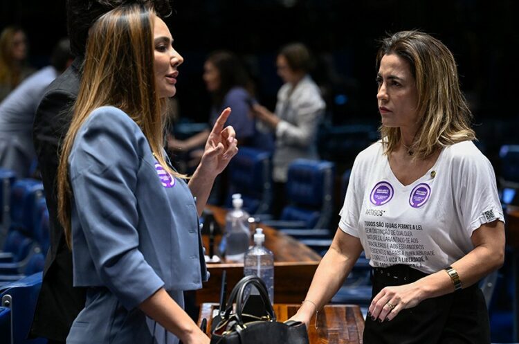 Senado aprova criminalização da misoginia e texto segue para a Câmara.