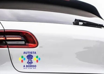 Nova lei busca conscientizar motoristas sobre sensibilidade sensorial no autismo.