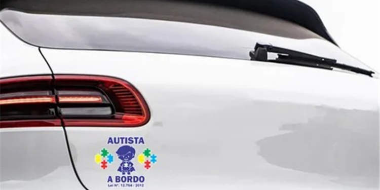 Nova lei busca conscientizar motoristas sobre sensibilidade sensorial no autismo.