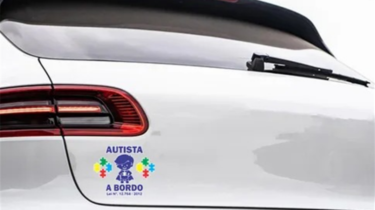 Nova lei busca conscientizar motoristas sobre sensibilidade sensorial no autismo.