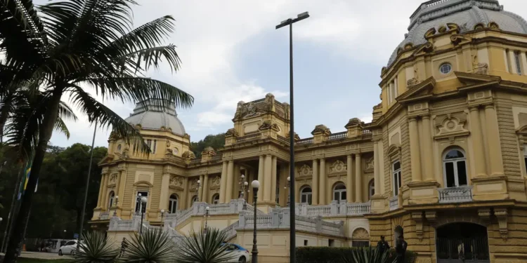 Saída de Claudio Castro abre caminho para eleição indireta no governo do RJ