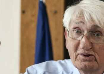 Jürgen Habermas, filósofo e sociólogo alemão, faleceu aos 96 anos em Starnberg. Sua obra influenciou filosofia, sociologia e ciência política, destacando-se pelo estudo da democracia e da esfera pública.