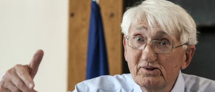 Jürgen Habermas, filósofo e sociólogo alemão, faleceu aos 96 anos em Starnberg. Sua obra influenciou filosofia, sociologia e ciência política, destacando-se pelo estudo da democracia e da esfera pública.
