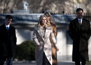 Incidente em Washington reacende debate sobre segurança presidencial e comunicação política.