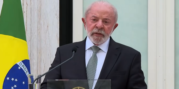 Em Lisboa, Lula defende reforma da ONU e faz crítica irônica a Trump