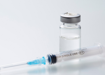 Com 240 mil doses aplicadas, campanha contra gripe avança no Rio. Vacinação gratuita segue até 30 de maio.