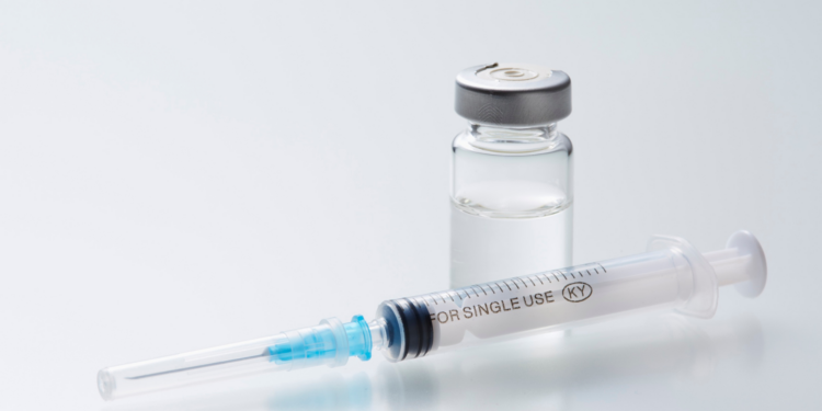 Com 240 mil doses aplicadas, campanha contra gripe avança no Rio. Vacinação gratuita segue até 30 de maio.