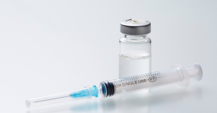 Com 240 mil doses aplicadas, campanha contra gripe avança no Rio. Vacinação gratuita segue até 30 de maio.