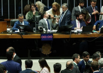 Câmara aprova PEC que cria piso para assistência social e amplia recursos do Suas.